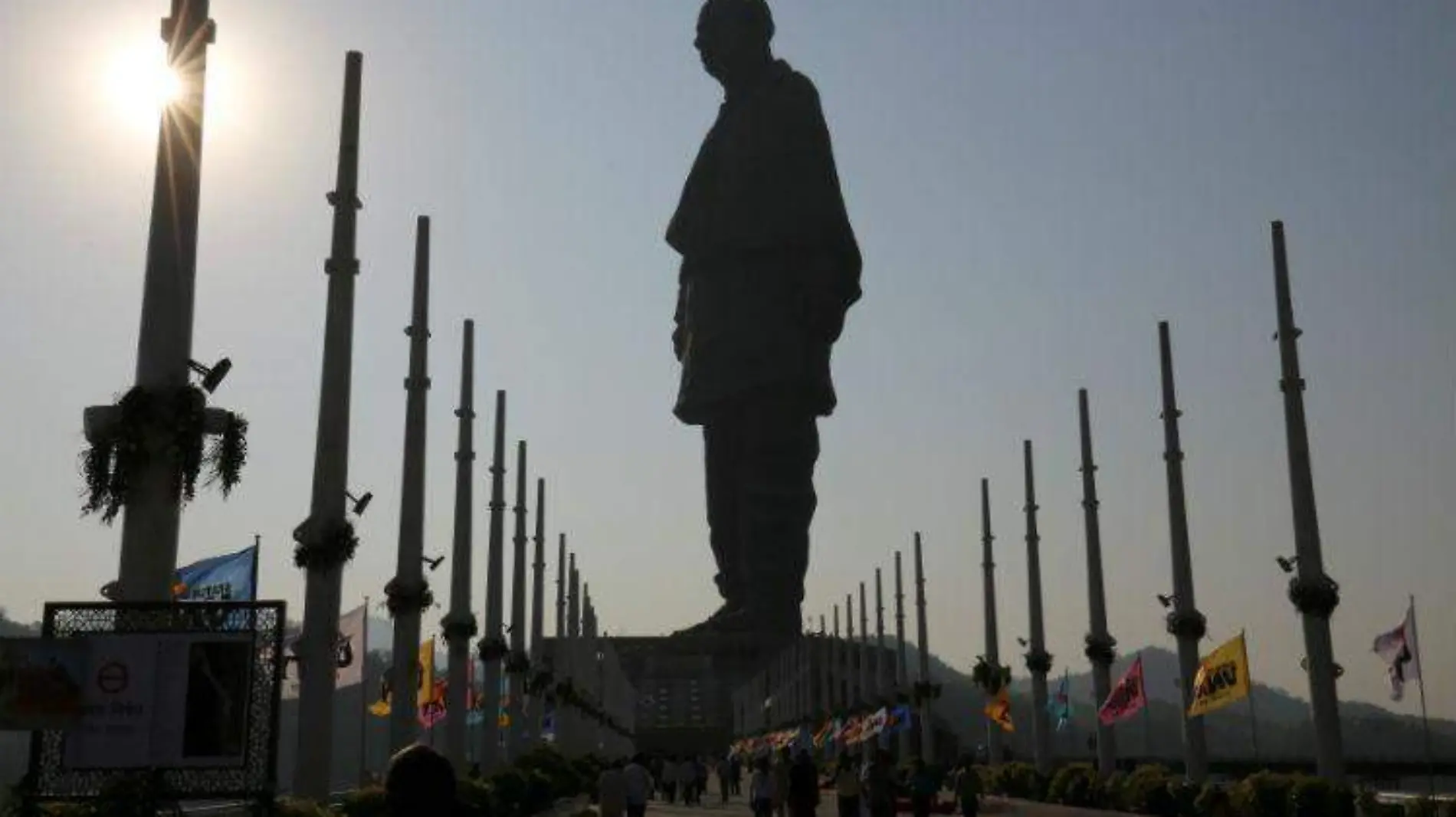 REUTERS estatua india.4